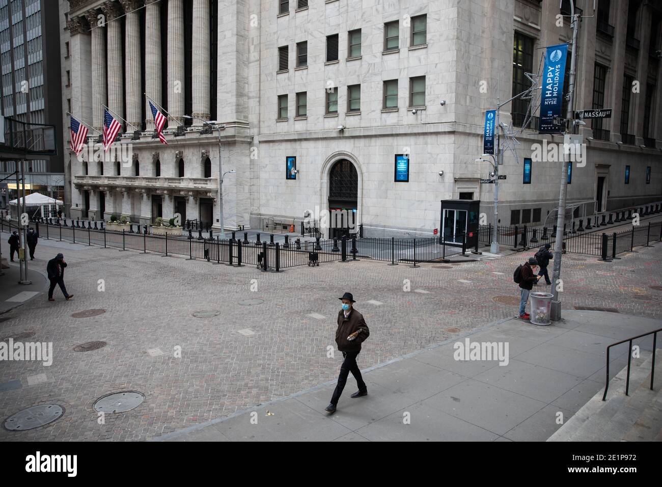 New York, USA. Januar 2021. Fußgänger gehen vor der New York Stock Exchange (NYSE), in New York, USA, 8. Januar 2021. Die US-Arbeitgeber haben im Dezember 140,000 Arbeitsplätze abgebaut, der erste monatliche Rückgang seit April 2020, da die jüngsten COVID-19-Spitzen die Erholung am Arbeitsmarkt störten, berichtete das Arbeitsministerium am Freitag. Die Arbeitslosenquote, die in den letzten sieben Monaten nach unten tendiert, blieb unverändert bei 6.7 Prozent, so der monatliche Beschäftigungsbericht. Quelle: Michael Nagle/Xinhua/Alamy Live News Stockfoto