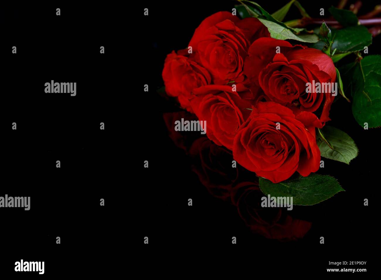 Valentinstag Hintergrund mit Bouquet von schönen roten Rosen auf schwarzer Oberfläche. Muttertag oder Valentinstag. Stockfoto