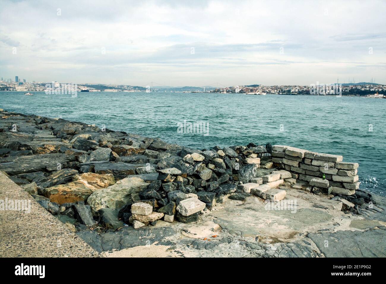 Panorama der Bosporus Meerenge, am Marmara Meer, auf der europäischen Seite von Istanbul, während eines windigen kalten Wintervormittags, in der Türkei. Abbildung des Stockfoto