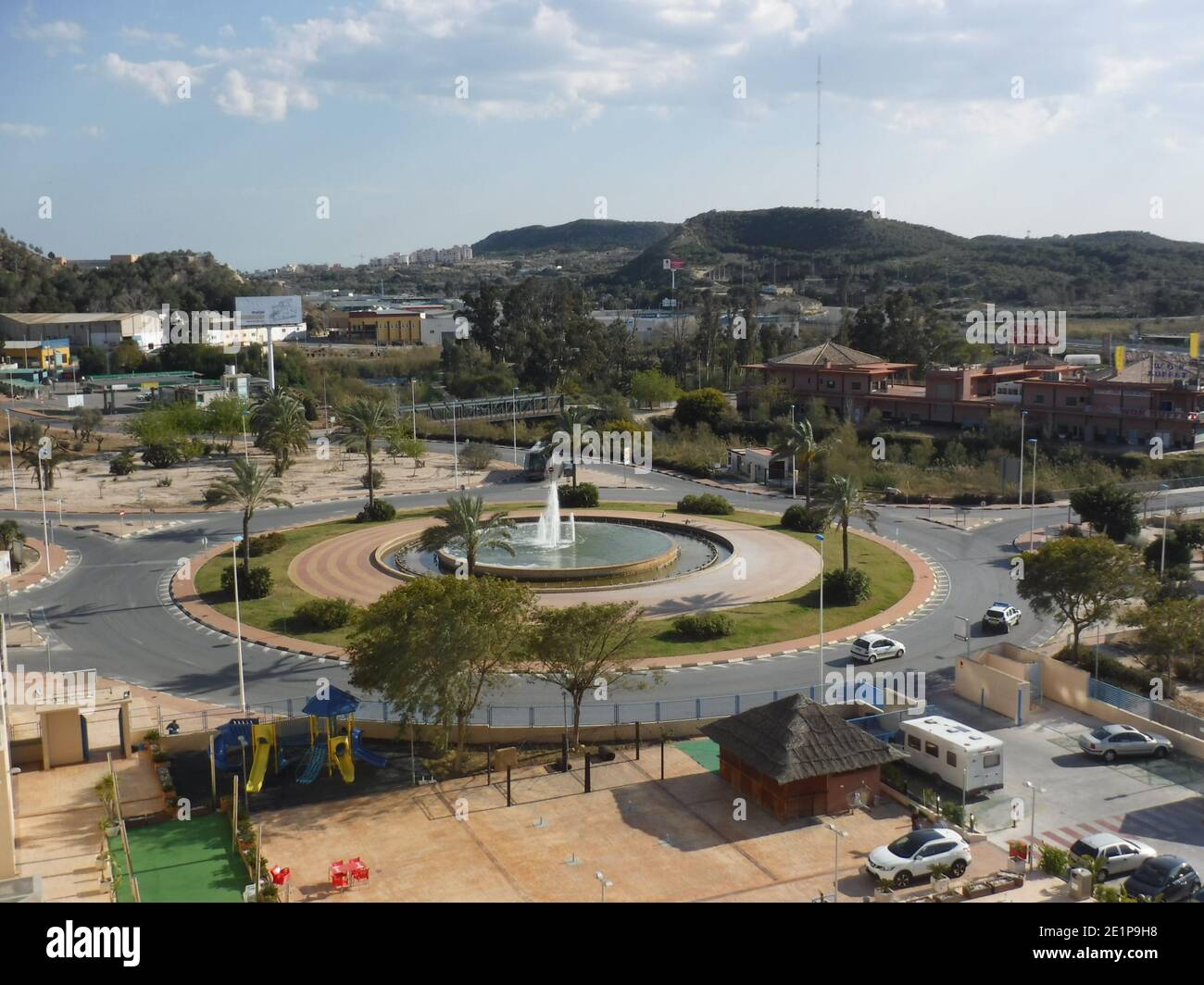 Die Hauptverkehrsknotenpunkt am Stadtrand von Guardamar in Alicante, Spanien. Es hat einen Brunnen in der Mitte, um Besucher des Resorts willkommen zu heißen. Stockfoto