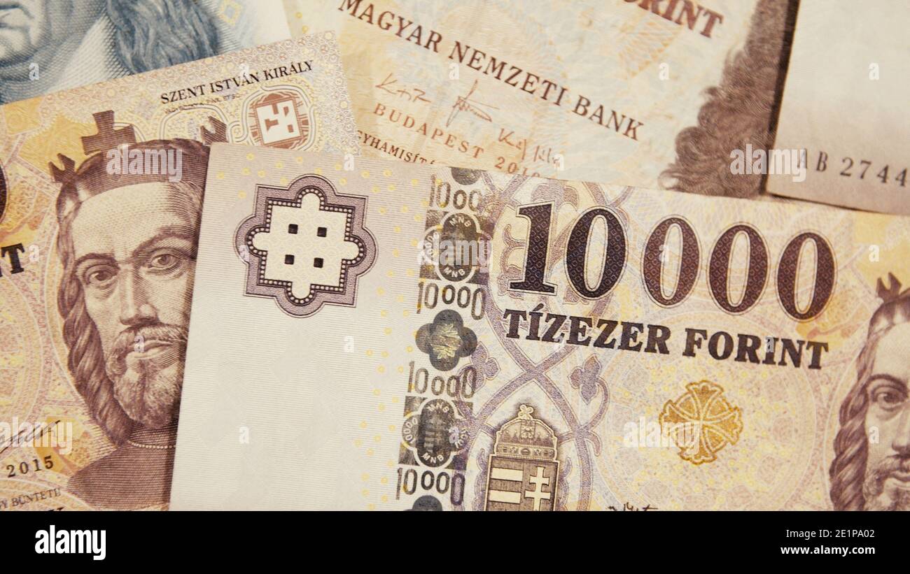 Warschau, Polen 01.01.2021 Ungarisches Geld, 10000 tizezer Forint Banknoten extreme Nahaufnahme. Hochwertige Fotos Stockfoto