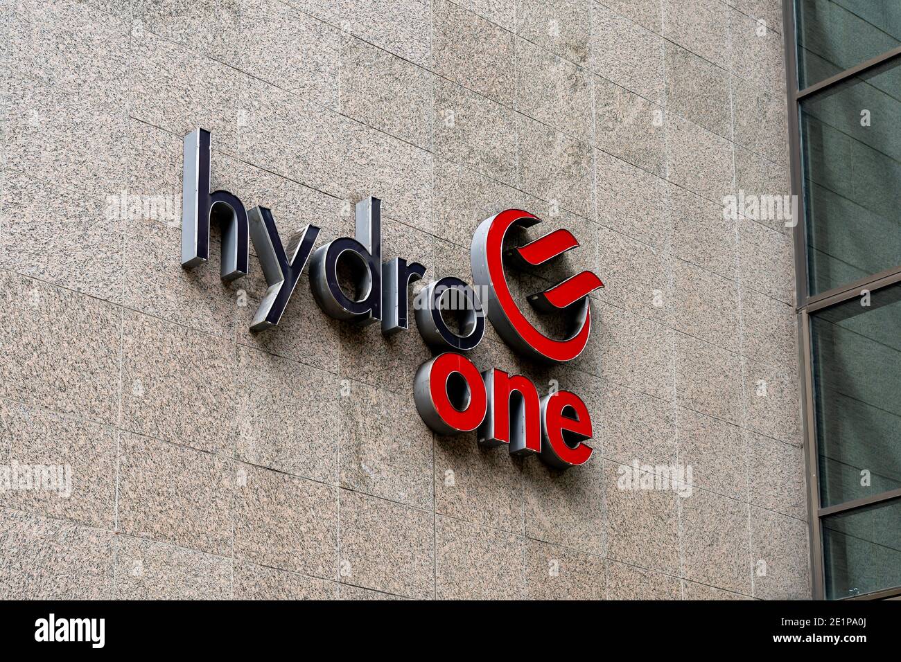 Toronto, Kanada - 29. September 2020: Nahaufnahme Hydro One Schild auf dem Gebäude in Toronto. Stockfoto