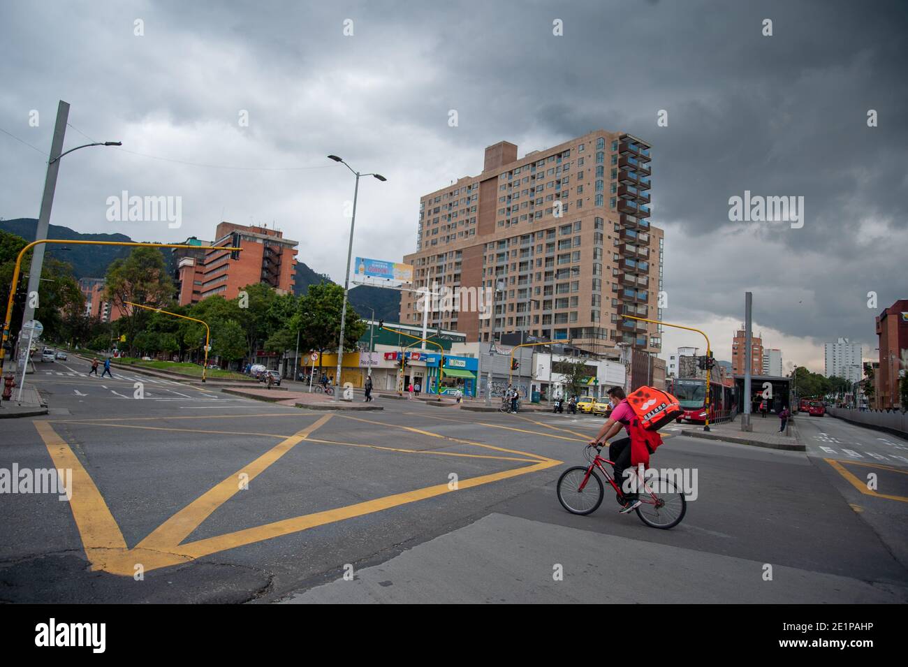 Leere Caracas Avenue mit wenigen Transmilenio-Bussen, da Bogota in eine 4-tägige strenge Quarantäne einfährt. In Bogota, Kolumbien am 8. Januar nach der Intensivstation Bett Besetzer Stockfoto