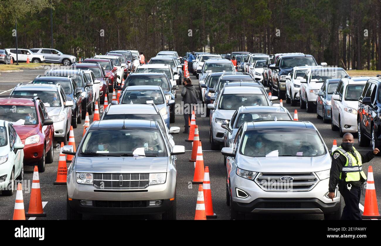 Clermont, Usa. Januar 2021. Hunderte von Autos Schlange stehen, wie die Menschen warten, um eine Dosis der Pfizer COVID-19-Impfstoff bei einer Drive-Thru-Impfung Veranstaltung von der Lake County Health Department für Personen 65 und älter im Clermont Arts and Recreation Center gesponsert erhalten. Die Bewohner warteten so lange wie drei Stunden bei der ersten kommen, zuerst serviert Impfverteilung Ereignis, während neue tägliche Coronavirus-Fälle in Florida sind derzeit auf Rekordniveau. Kredit: SOPA Images Limited/Alamy Live Nachrichten Stockfoto