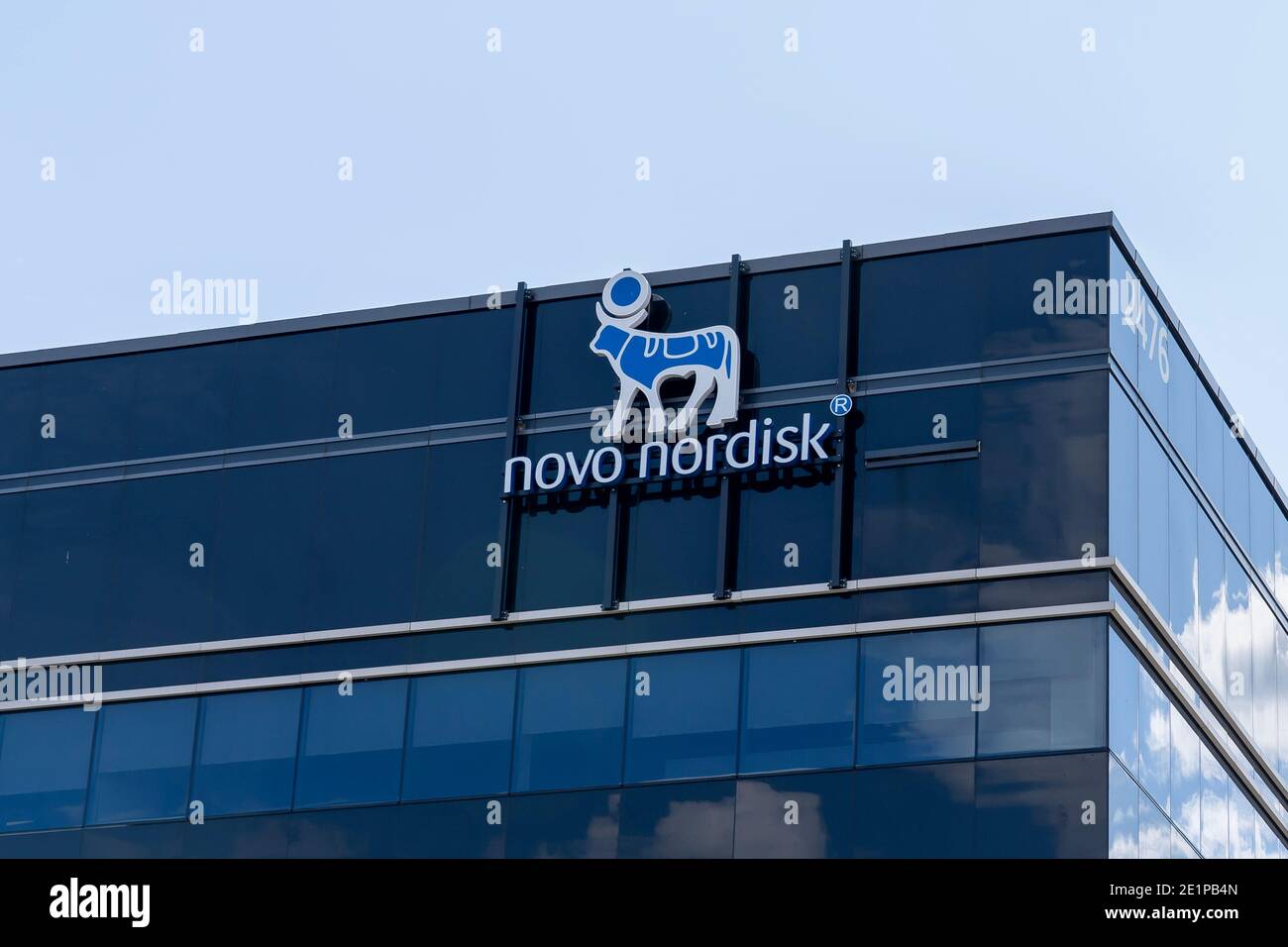 Mississauga, ON, Kanada - 19. September 2020: Nahaufnahme des Novo Nordisk-Schildes am Gebäude. Stockfoto