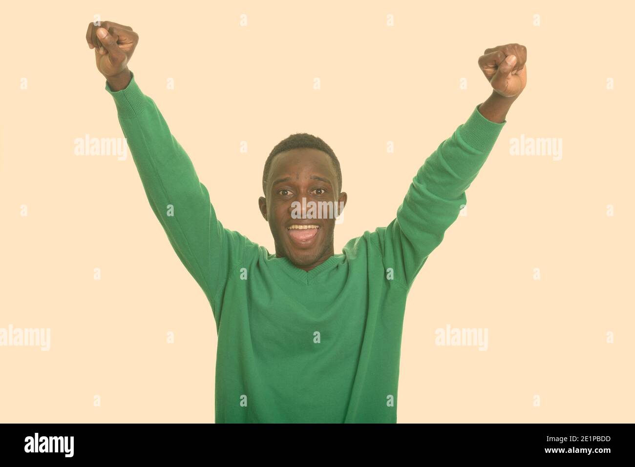 Junge glücklich afrikanischer Mann lächelnd und Suchen begeistert Stockfoto