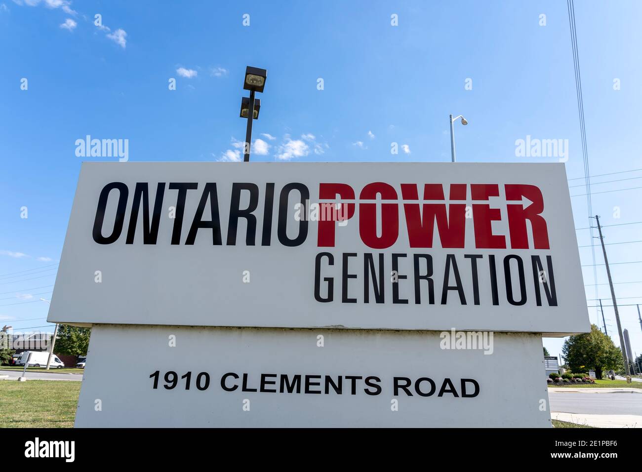 Pickering, ON, Kanada - 20. September 2020: Nahaufnahme des Zeichens von Ontario Power Generation. Stockfoto