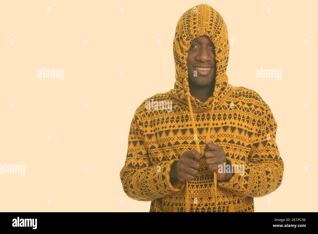 Junge glücklich afrikanischer Mann lächelnd und Spielen mit Kapuze Stockfoto