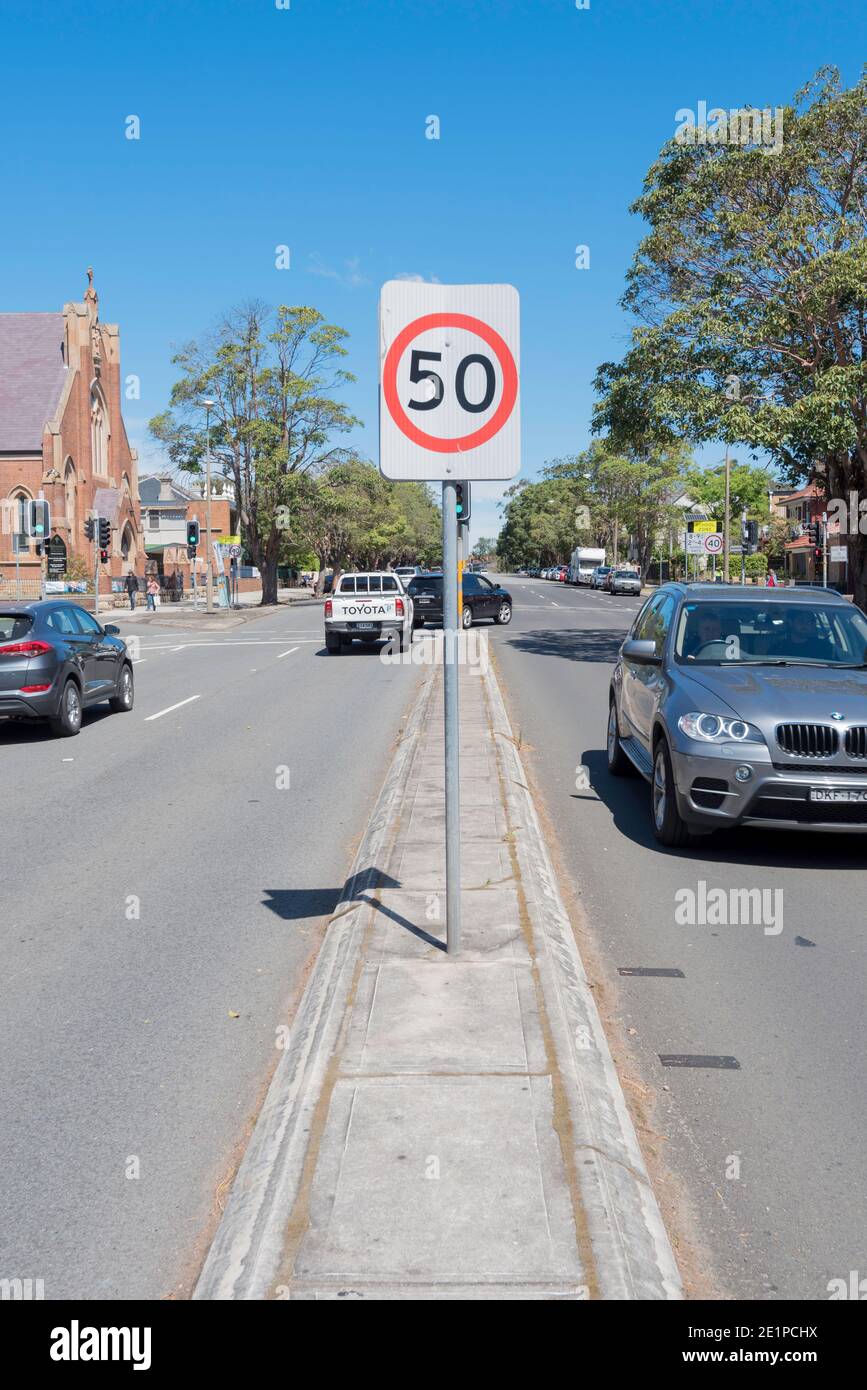 Ein 50 km/h-Geschwindigkeitsschild im inneren Vorort Annandale von Sydney, New South Wales, Australien Stockfoto