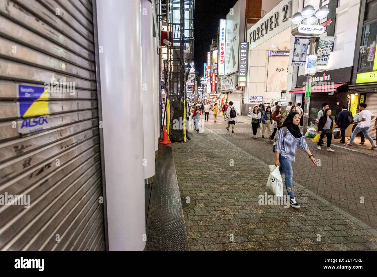 Yoyogi Uehara, Japan. Mai 2019. Eine muslimische Frau, die einen Hijab trägt, geht im Zentrum Gai im Jugendgebiet von Shibuya spazieren.die Tokyo Camii Moschee ist die größte Moschee in Japan, wo Schätzungen derzeit die Einwanderer und die einheimische Bevölkerung von Muslimen auf etwa 130,000 stellen. Quelle: Damon Coulter/SOPA Images/ZUMA Wire/Alamy Live News Stockfoto