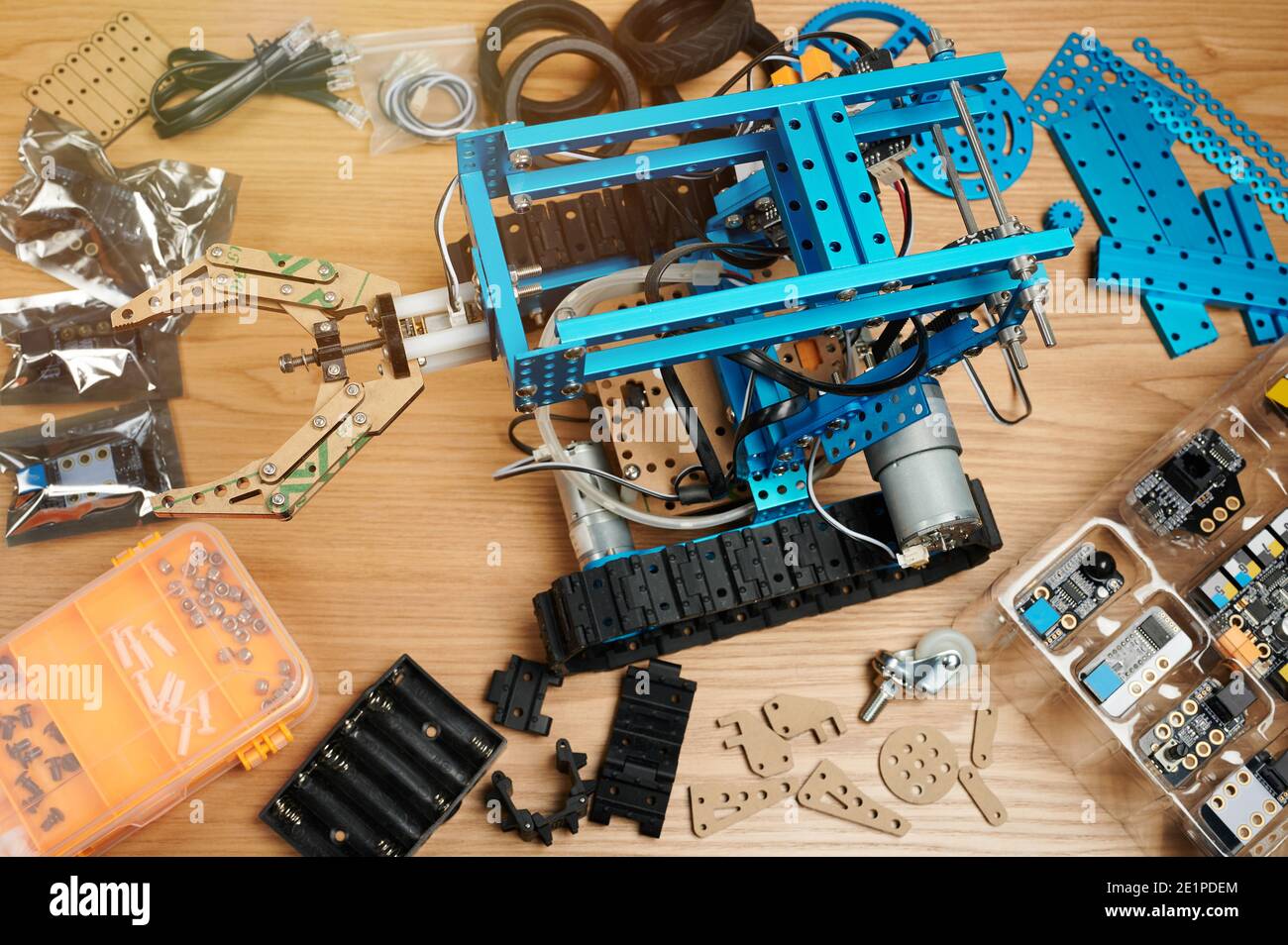 Thema Programmierklassen. Roboter Schule Hintergrund. Roboter auf dem Tisch mit Teilen um Stockfoto