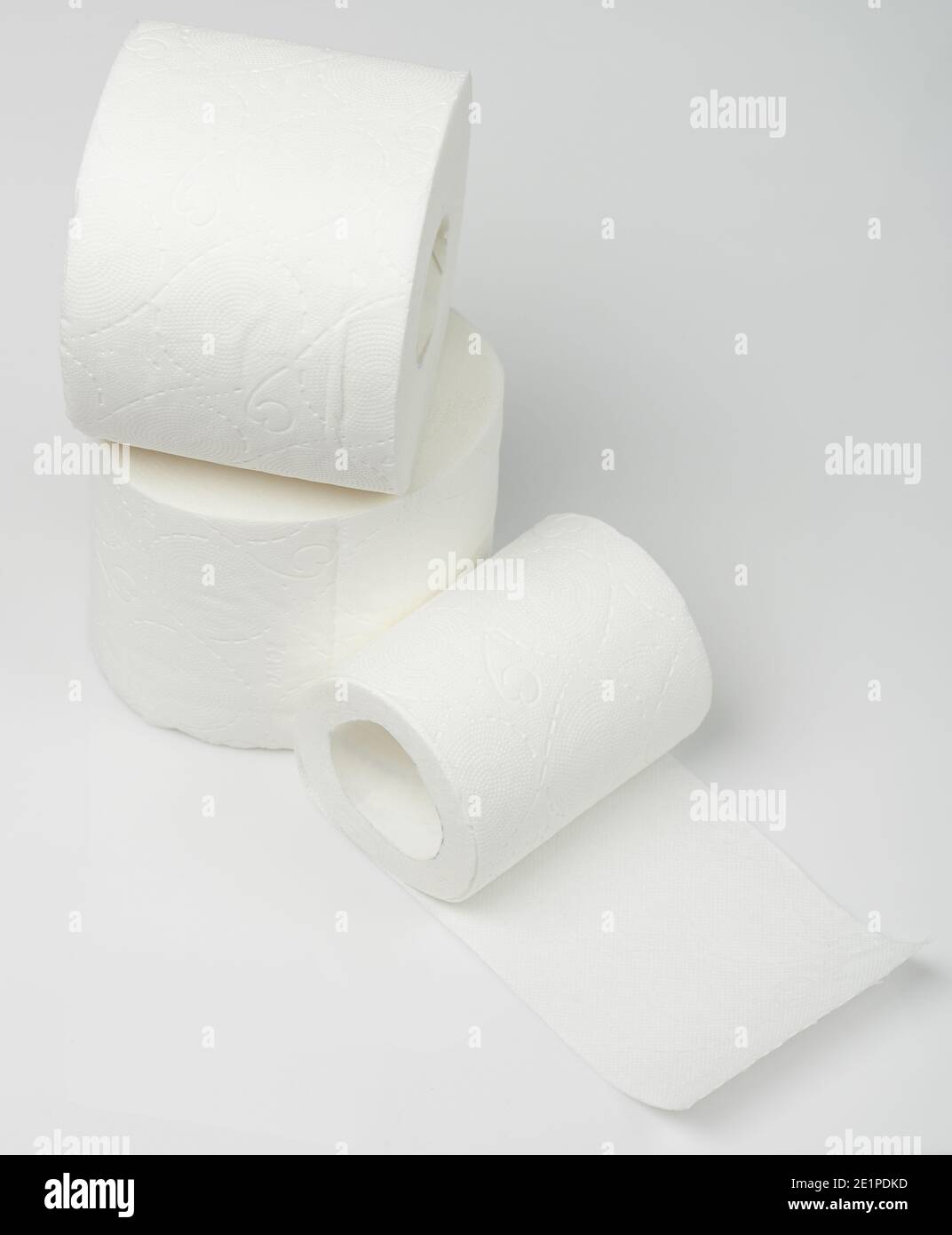 Stapel von Toilettenpapier isoliert auf weißem Studio Hintergrund Stockfoto