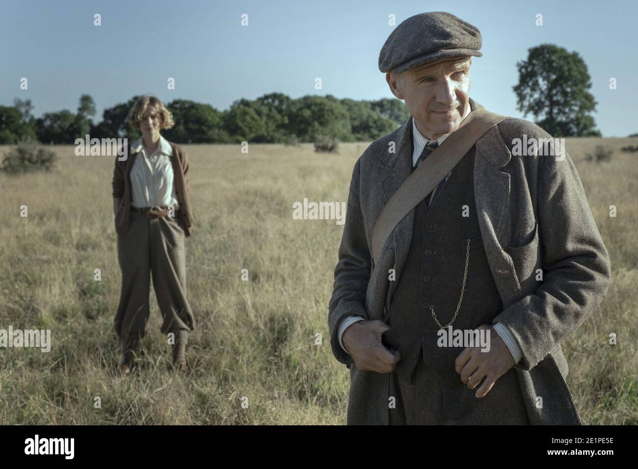 ERSCHEINUNGSDATUM: 29. Januar 2021 TITEL: The Dig STUDIO: Netflix REGIE: Simon Stone PLOT: Ein Archäologe begibt sich auf die historisch wichtige Ausgrabung von Sutton Hoo im Jahr 1938. MIT Ralph FIENNES als Basil Brown, CAREY MULLIGAN als Edith Pretty. (Bild: © Netflix/Entertainment Pictures) Stockfoto