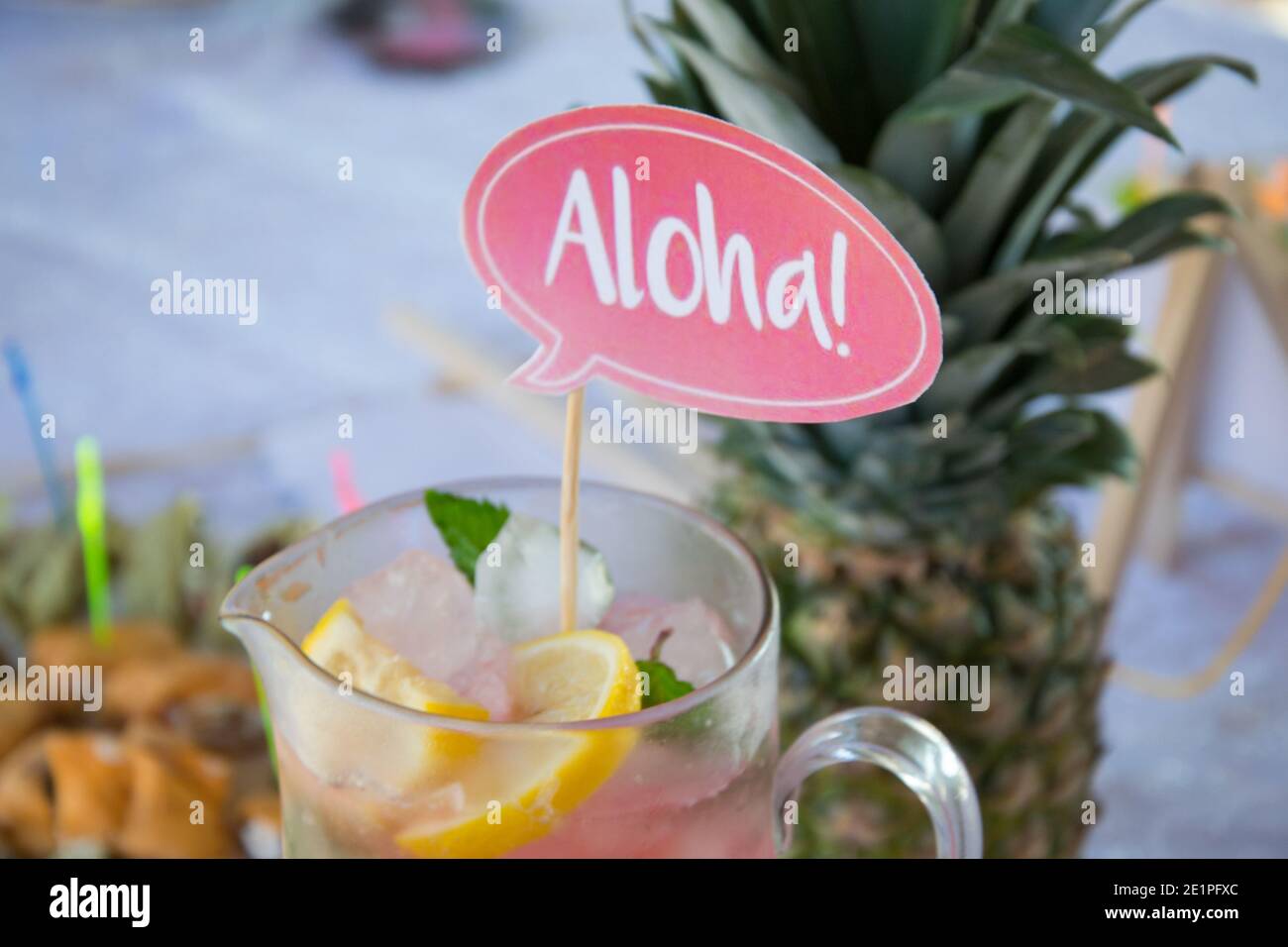 Limonade oder Cocktail aus rosa Melonen im Glas, mit Zitronen, Minze und Eis. Kaltes Sommergetränk, Partydrink-Konzept aus der Nähe Stockfoto