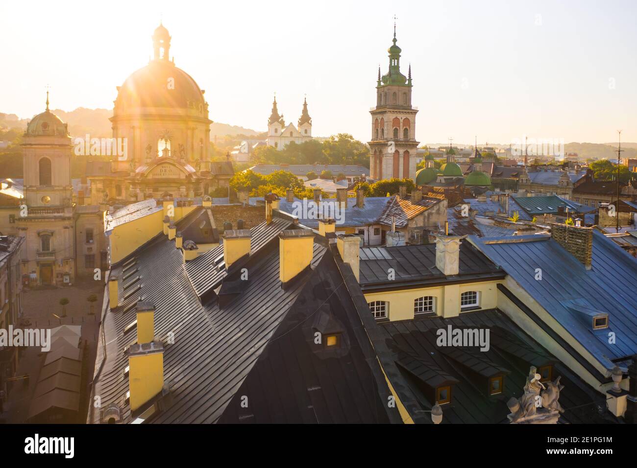 Lviv, Ukraine - 2020: Luftaufnahme der Dominikanerkirche und Dormitionskirche in Lviv, Ukraine von Drohne Stockfoto