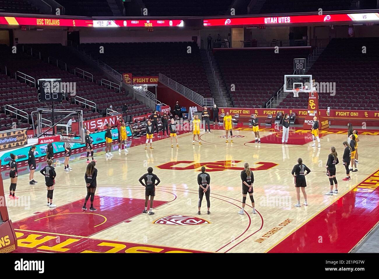 Utah Utes und Südkalifornien Trojaner Spieler stehen in einem Kreis der Solidarität gegen rassische Ungerechtigkeit vor einem NCAA College Damen Basketball g Stockfoto