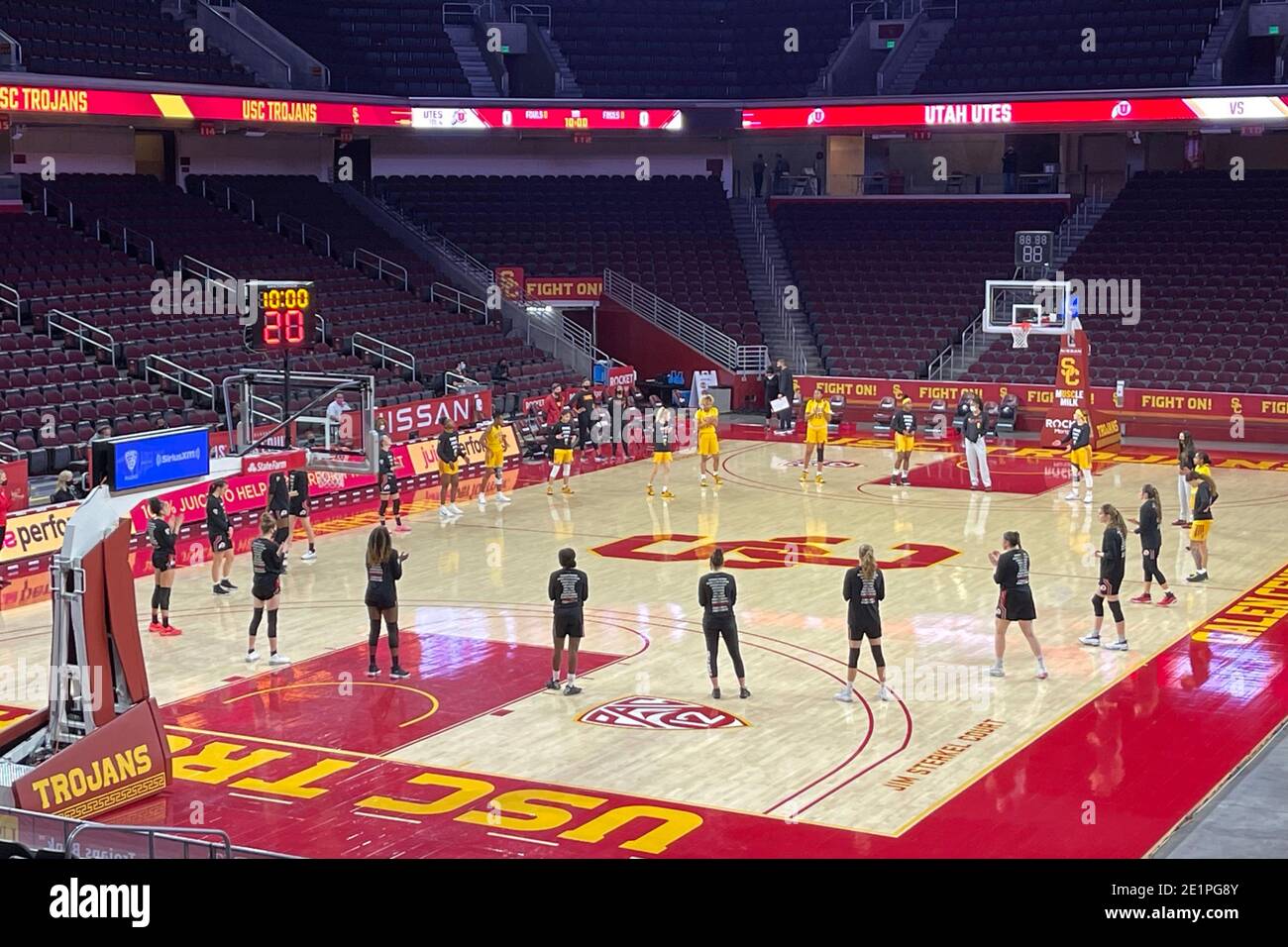 Utah Utes und Südkalifornien Trojaner Spieler stehen in einem Kreis der Solidarität gegen rassische Ungerechtigkeit vor einem NCAA College Damen Basketball g Stockfoto
