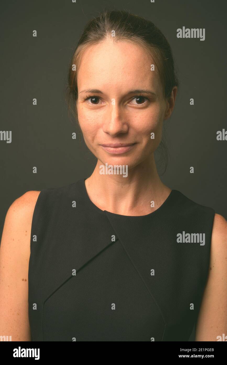 Schöne Frau trägt schwarze ärmellose Kleid in schwarz und weiß Stockfoto