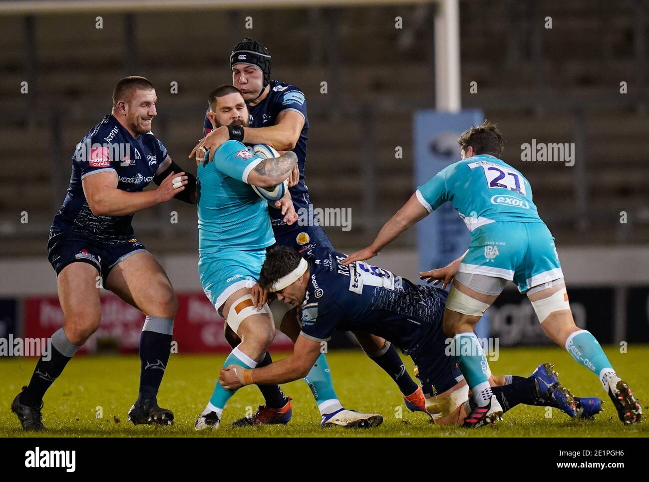 Verkauf Haie Schleuse JP Du Preez und Valeri Morozov kombiniert Um Krieger Cornell du Preez während der Gallagher Premiership zu bekämpfen Match Sale Sharks -V- Stockfoto