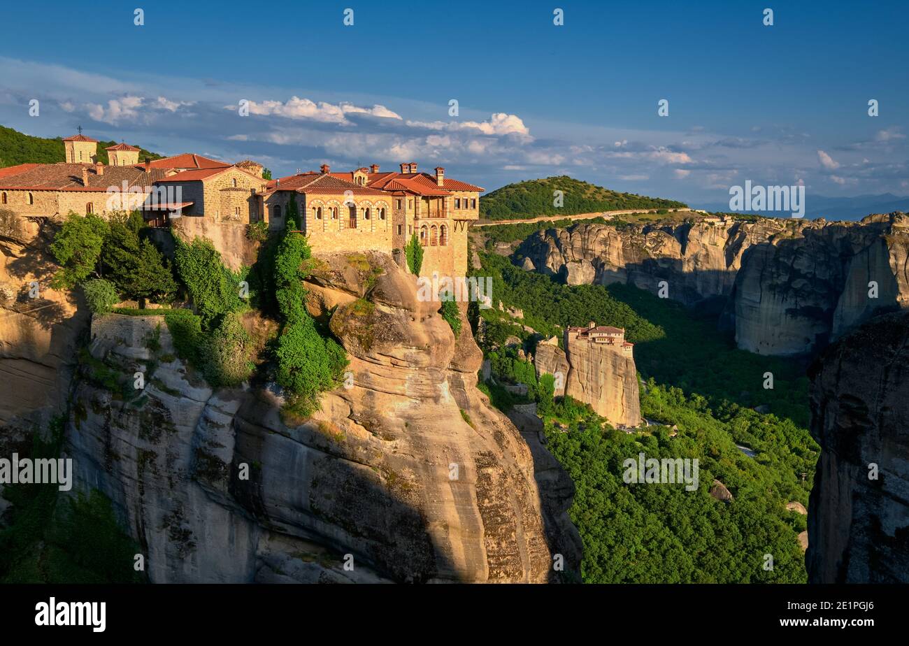 Cliff top Varlaam Kloster, Abendsonne, Meteora, Griechenland, typische Landschaft von Felsen. Moni Agias Varvaras Roussanou Nonnenkloster. UNESCO-Weltkulturerbe Stockfoto
