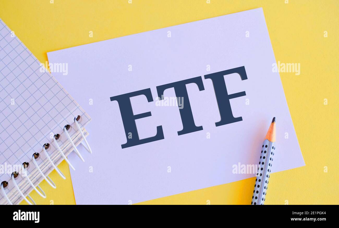 ETF-Text auf White Paper geschrieben. Konzept für marktfähige Sicherheit, die einen Aktienindex nachverfolgt Stockfoto