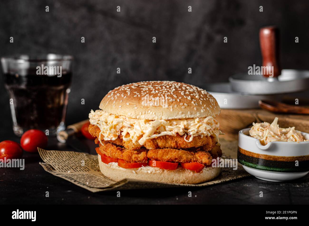 Köstlicher Burger mit Schnitzel und Coleslow-Salat Stockfoto