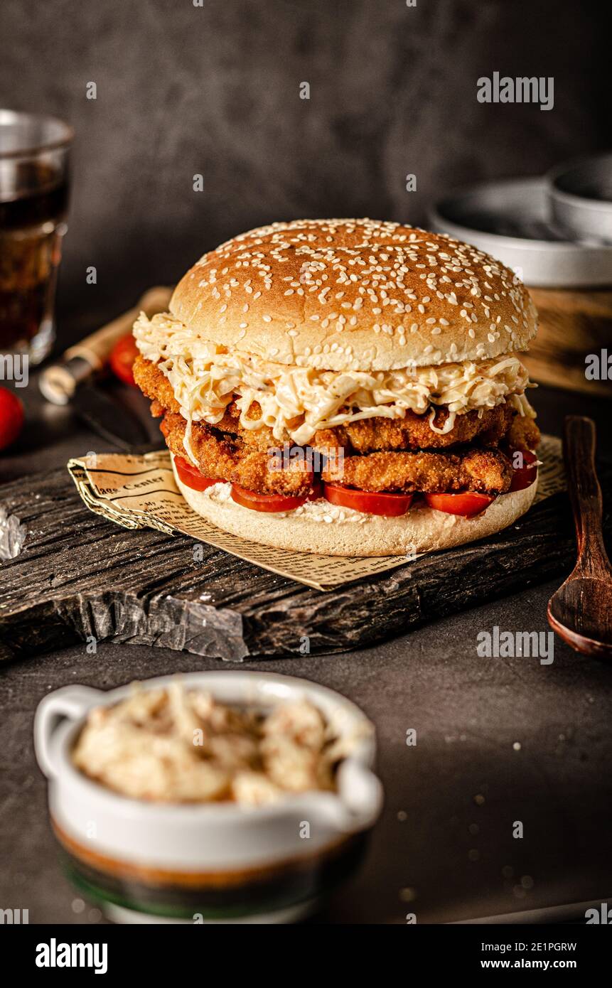 Köstlicher Burger mit Schnitzel und Coleslow-Salat Stockfoto