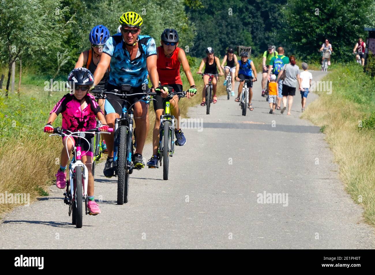 Familienleben Familie Fahrrad fahren im Sommerurlaub Radweg Südmähren Tschechische Republik Sommertag Stockfoto