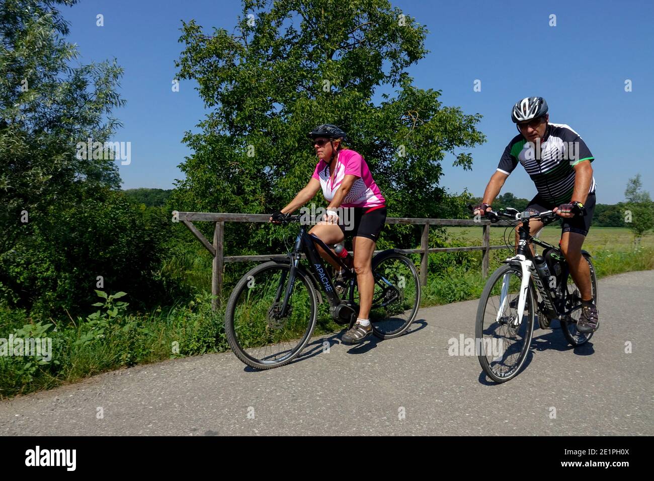 Seniorenpaar fahren Fahrrad im Sommerurlaub Südmähren Tschechische Republik Stockfoto