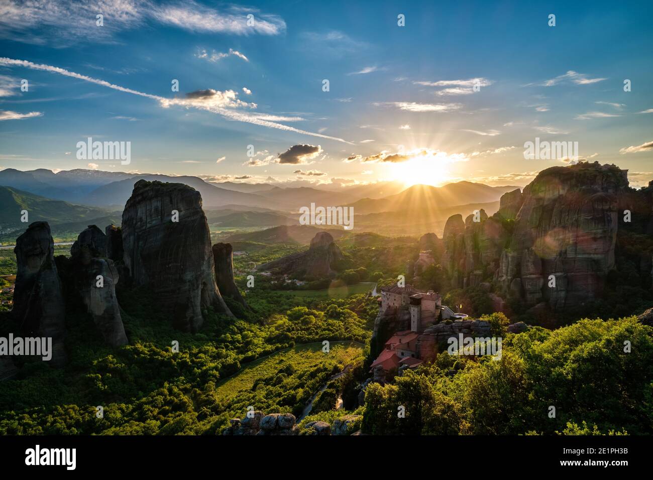 Toller Blick auf Meteora, Griechenland, Tal bei Sonnenuntergang über Bergen, Moni Agias Varvaras Roussanou Nonnenkloster, natürliche Linsenfackeln. UNESCO-Weltkulturerbe Stockfoto