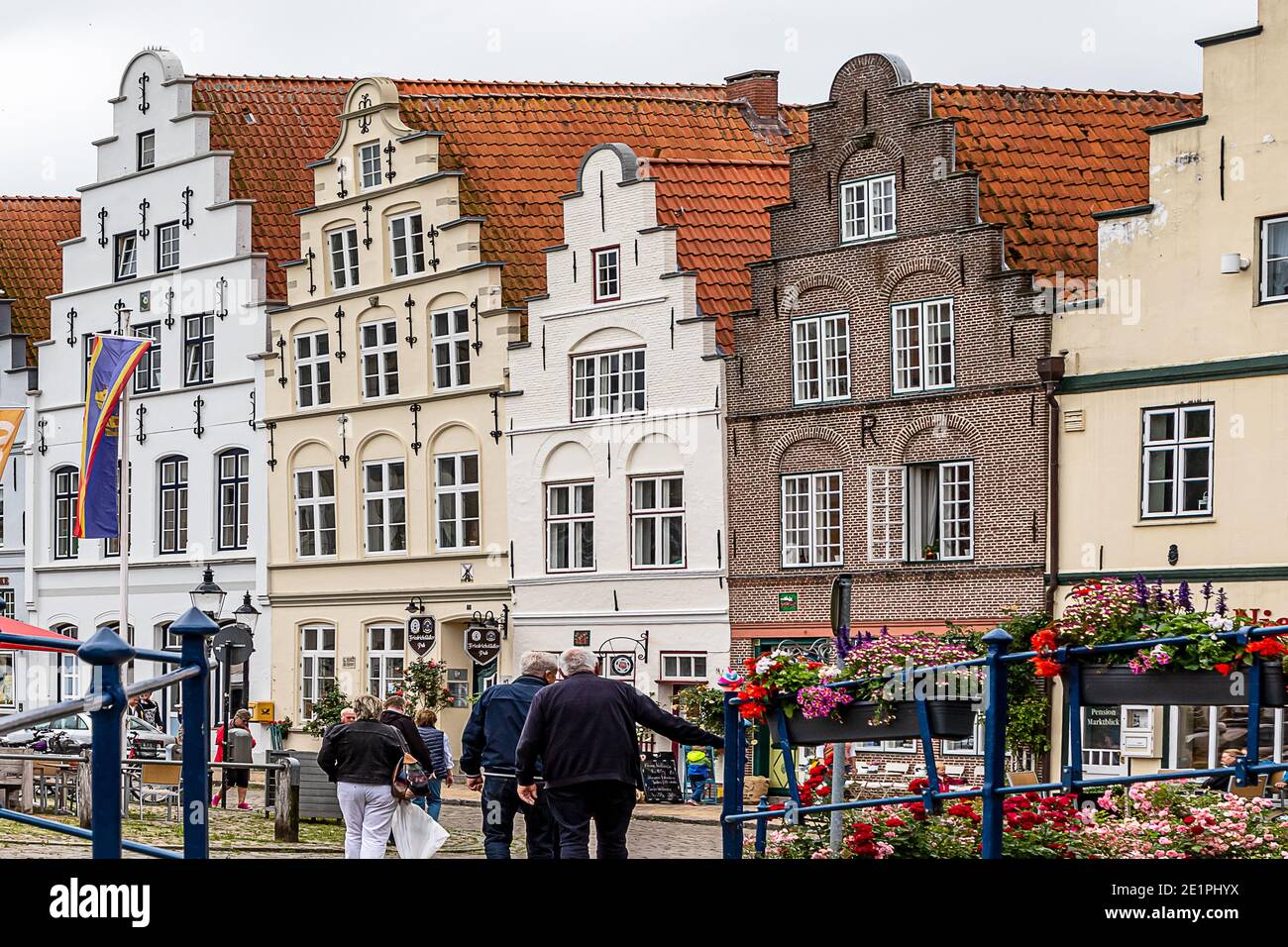 FRIEDRICHSTADT, 13. JULI 2019: Marktplatz mit einer Reihe historischer Giebelhäuser auf dem Marktplatz in Friedrichstadt Stockfoto