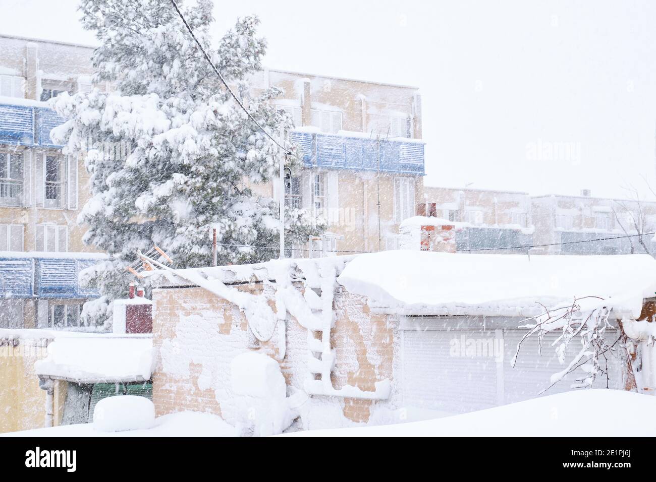Schneesturm, Schneesturm auf einer Nachbarschaft. Schneit im Winter. Januar 2021 in Madrid, Spanien. Stockfoto