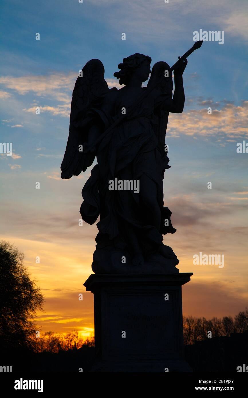 Rom - die Silhouette des Engels mit der Lanze von der Engelsbrücke. Stockfoto