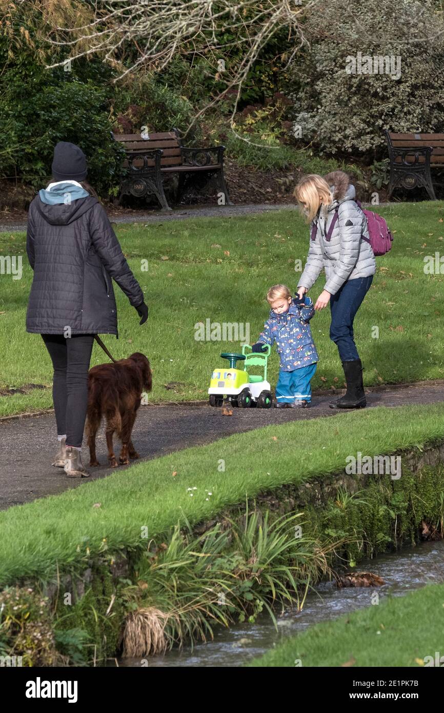 Menschen genießen einen Spaziergang durch einen Park. Stockfoto