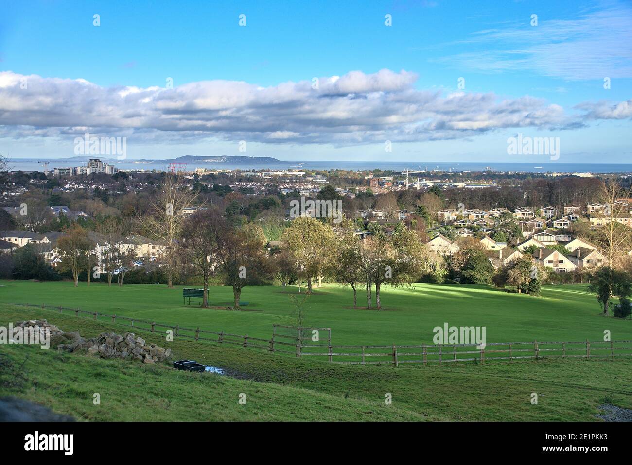 Atemberaubende Aussicht auf South Dublin mit einem Golfplatz im Vordergrund und Häusern im Hintergrund von Stepaside, Co. Dublin, Irland Stockfoto