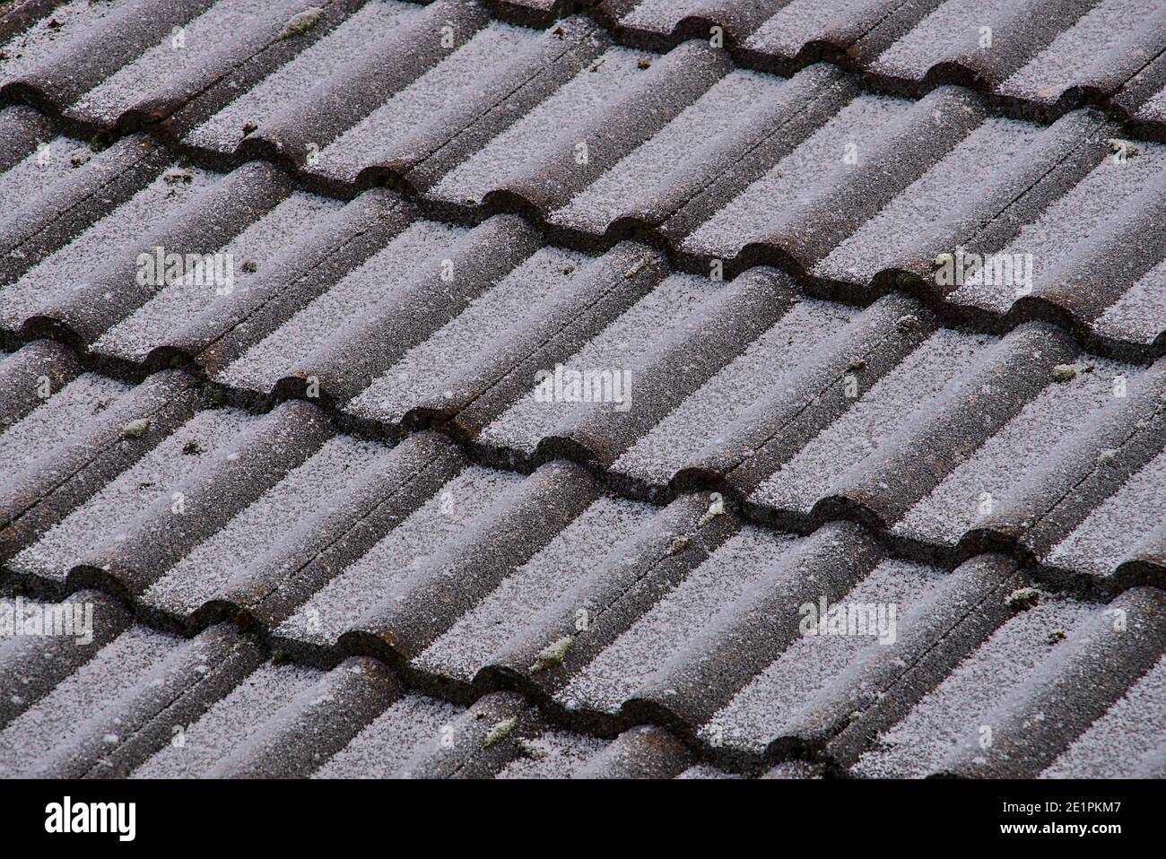 Irish Stil Fliesendach Textur leicht mit Schnee und Frost bedeckt am letzten Tag des 2020, Dublin, Irland. Diagonales Muster der Dachziegen Stockfoto