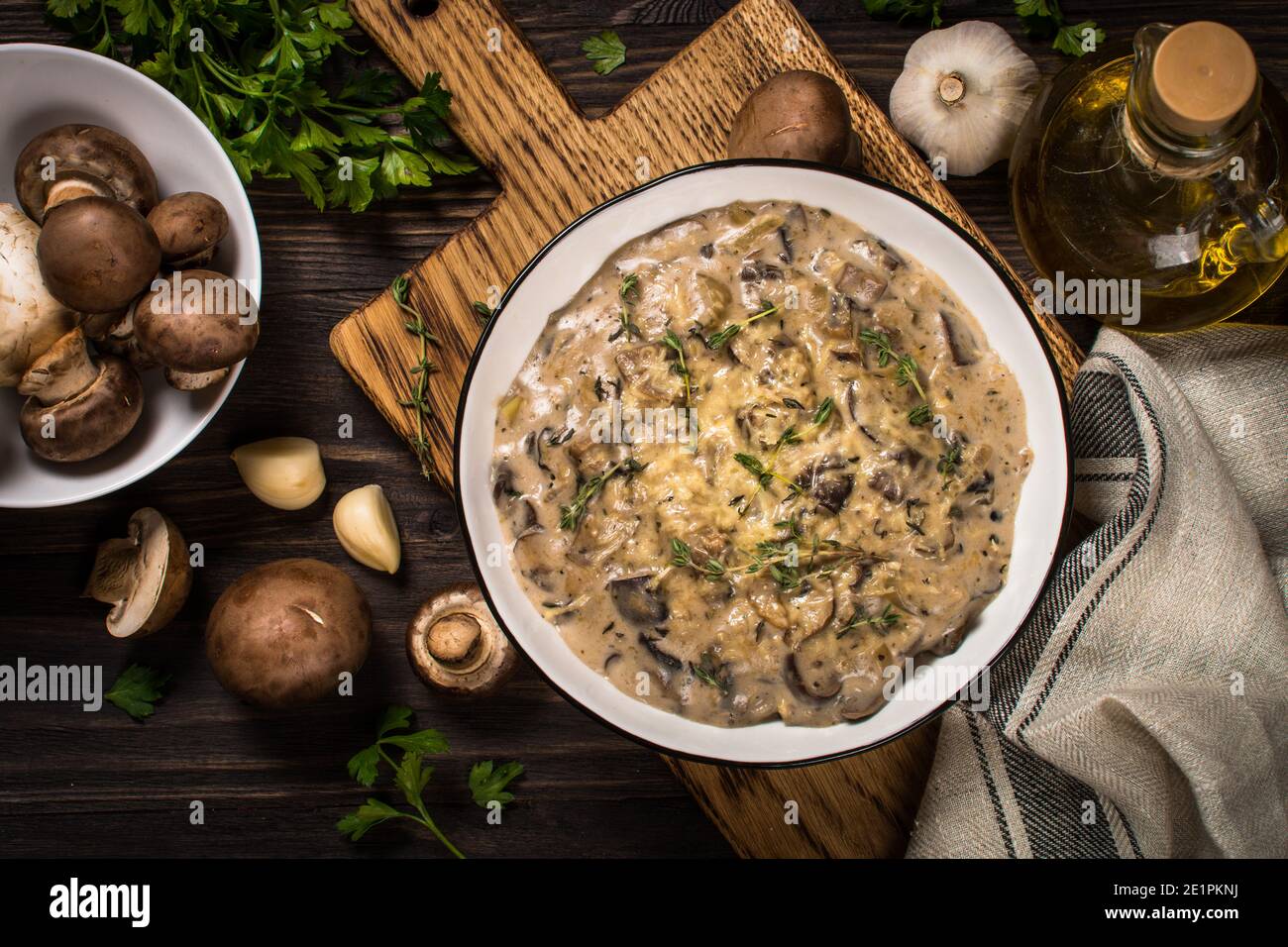 Champignons in Sahnesauce am weißen Tisch. Stockfoto