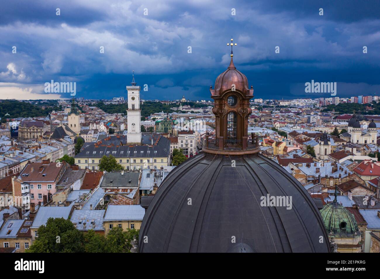 Lviv, Ukraine - 2020: Luftaufnahme der Dominikanerkirche in Lviv, Ukraine von Drohne Stockfoto