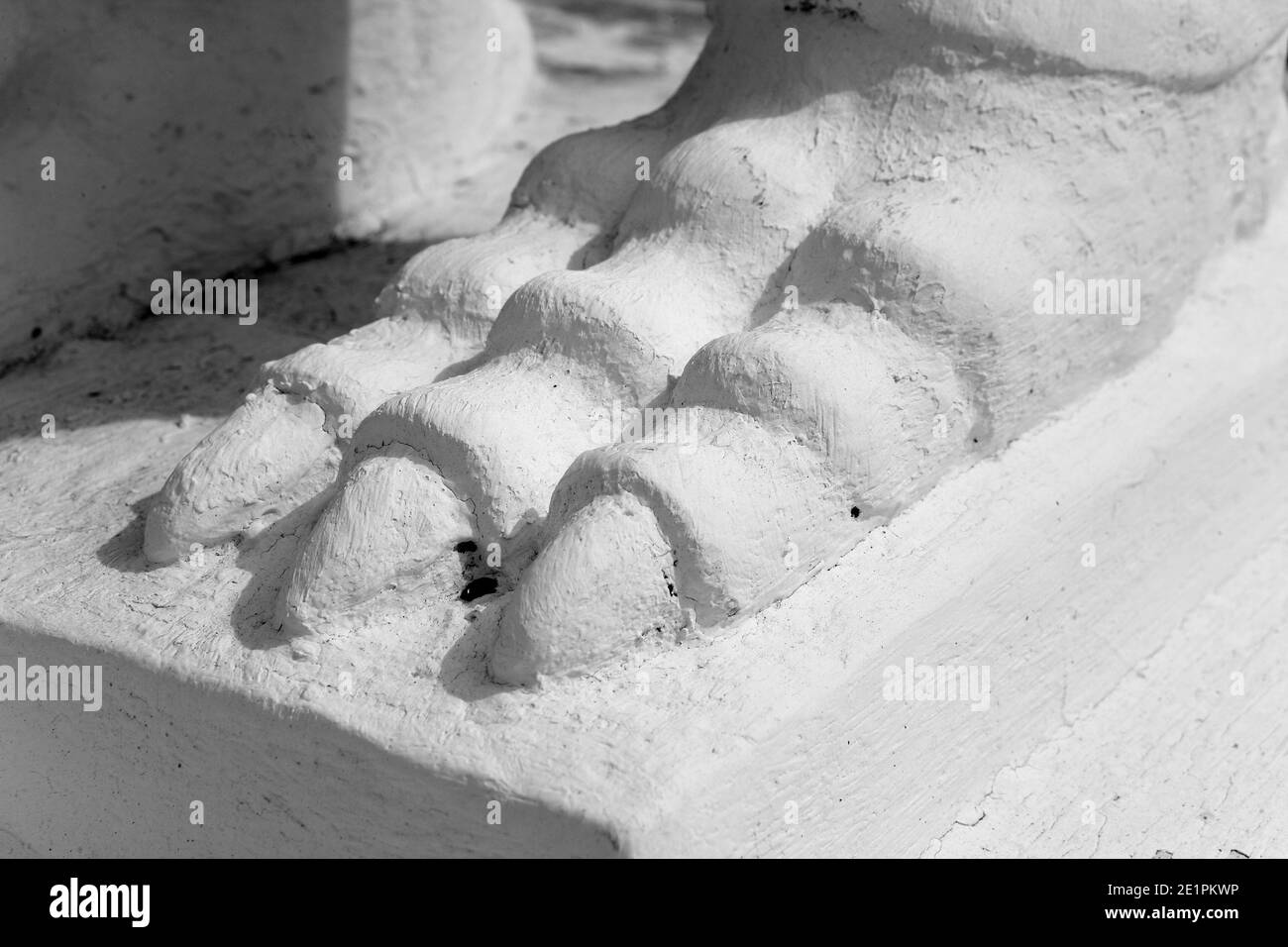 Ein Fragment von Gipsskulptur aus der Nähe fotografiert. Pfote eines fantastischen Tieres. Stockfoto