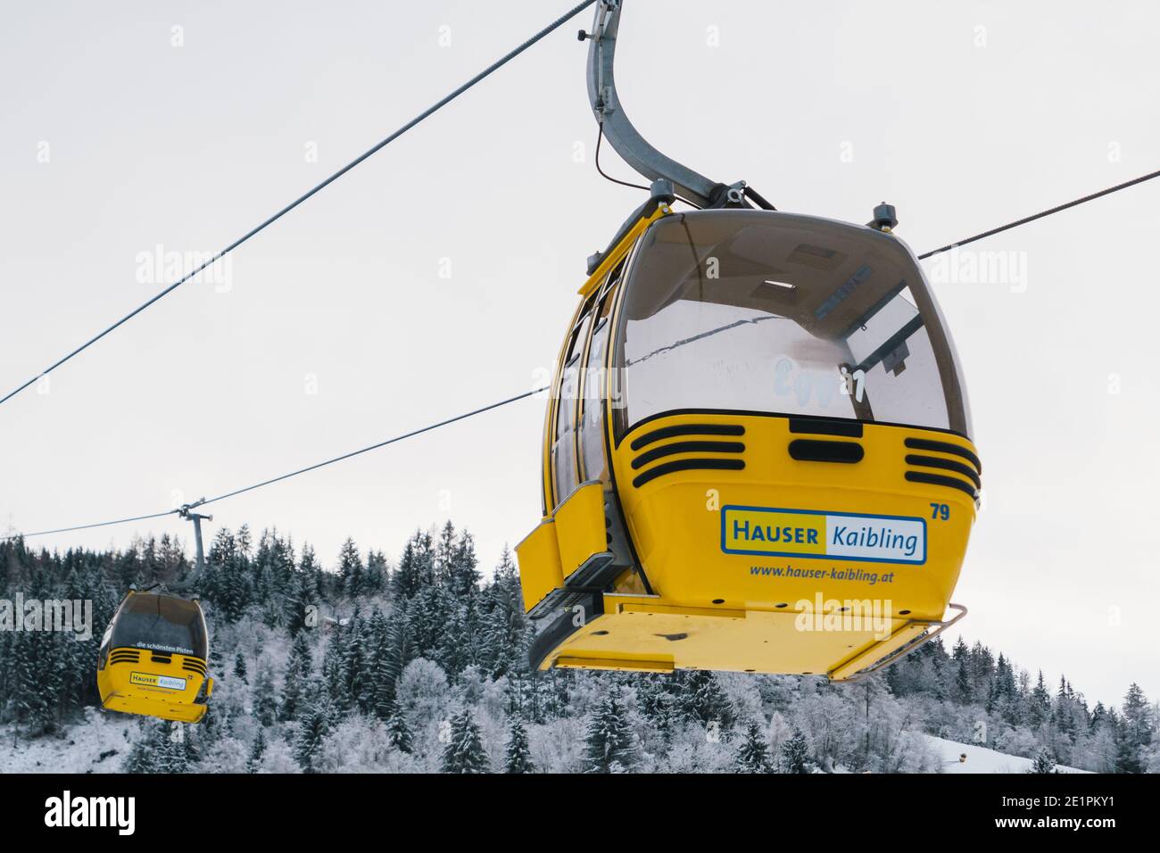 Haus im Ennstal, Österreich - Dezember 29 2020: Hauser Kaibling Yellow Lift 8-Sitzer Gondel mit Logo im Winter. Stockfoto