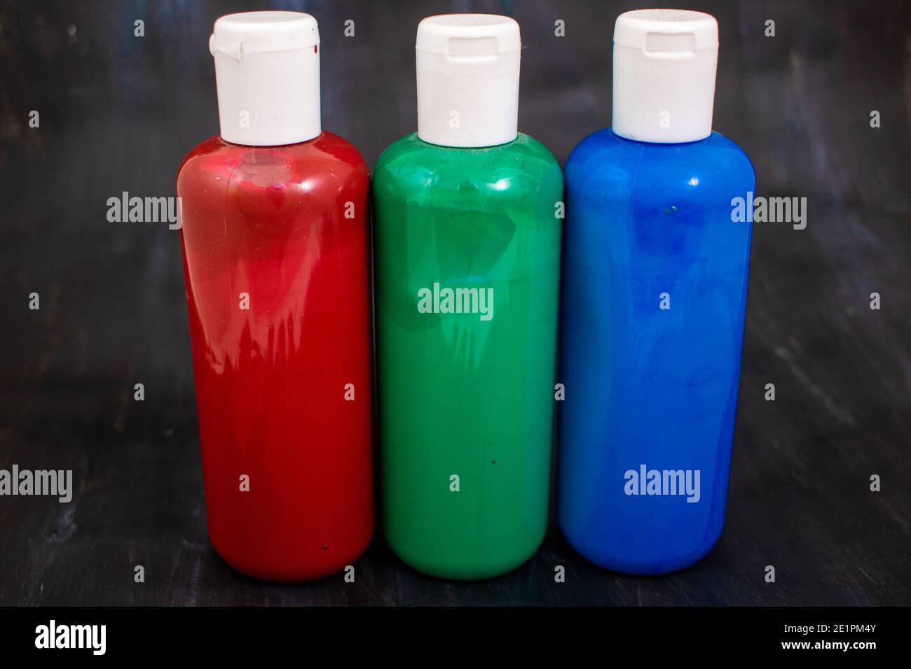 Drei Flaschen Acrylfarbe in der Reihenfolge rot, grün, blau, die Primärfarben des additiven RGB-Farbraums Stockfoto