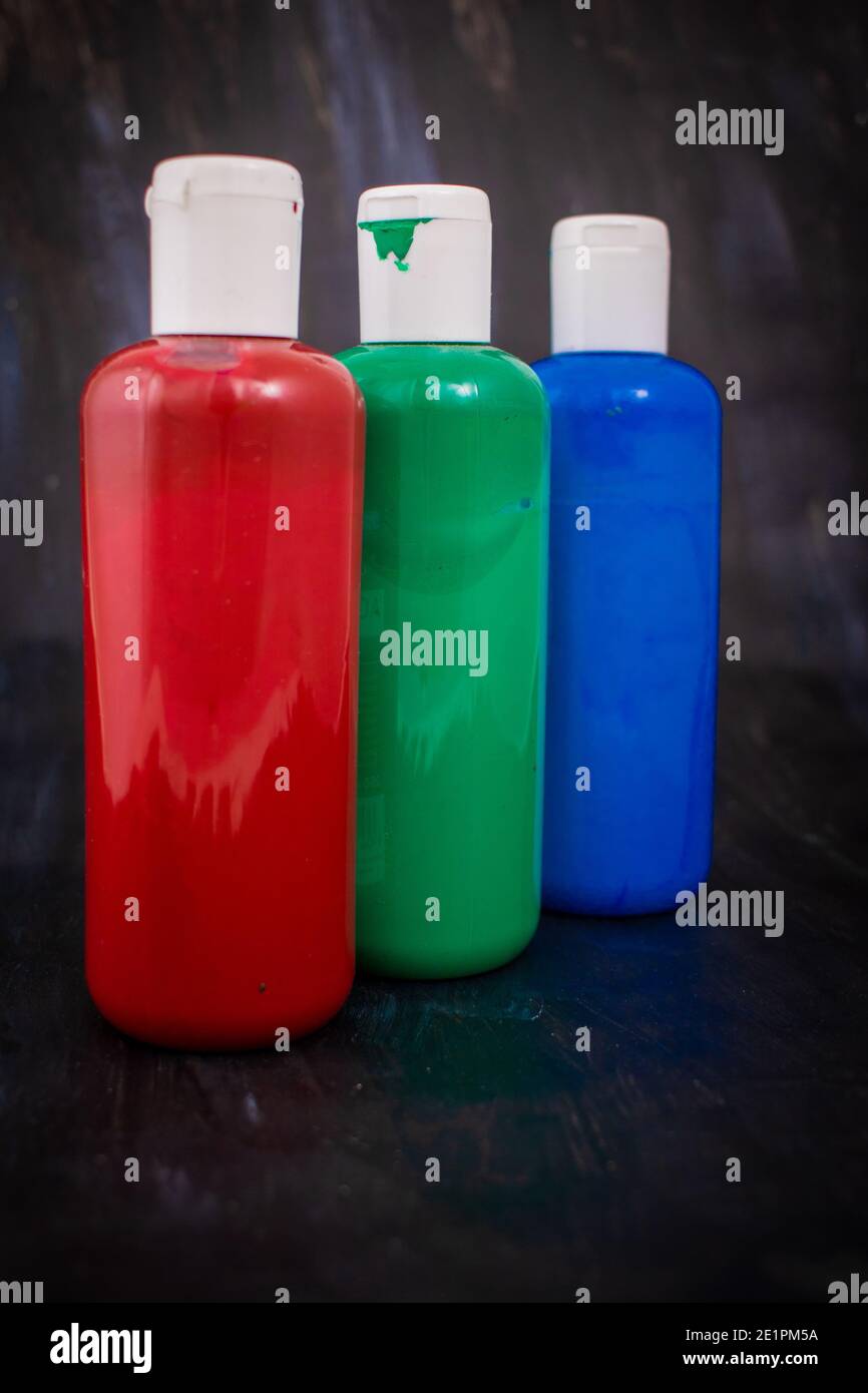 Drei Flaschen Acrylfarbe in der Reihenfolge rot, grün, blau, die Primärfarben des additiven RGB-Farbraums Stockfoto