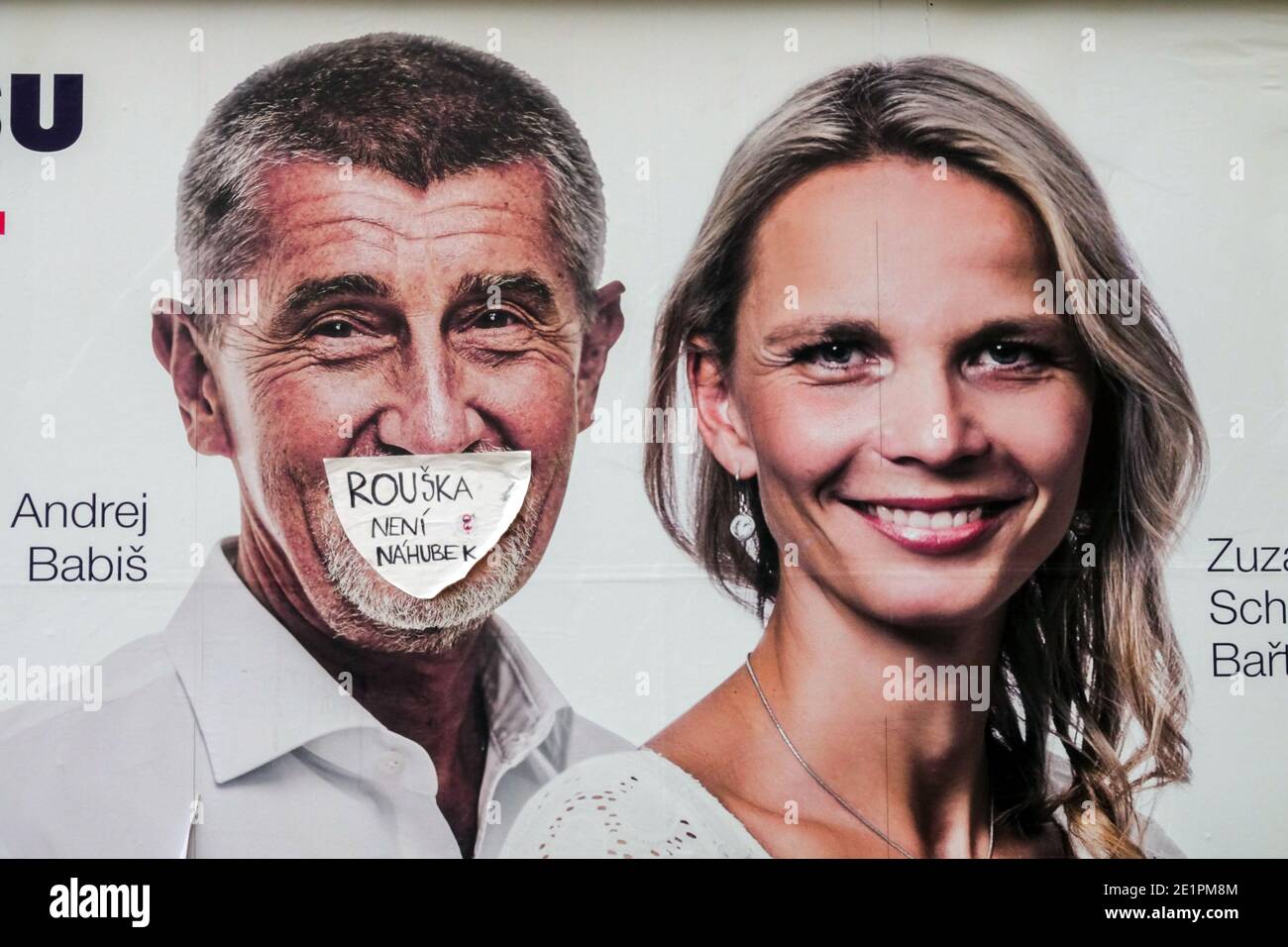 Andrej Babis auf Wahlplakat mit Gesichtsmaske - Gesichtsmaske ist keine Schnauze Stockfoto