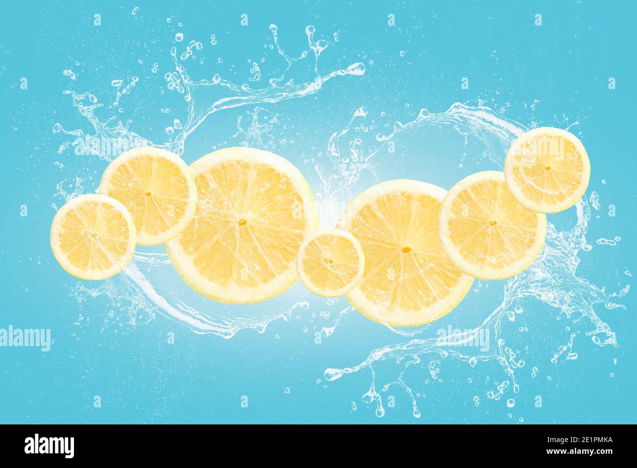 Zitronenscheiben mit Wasserspritzer isoliert auf blauem Schwarzboden. Stockfoto