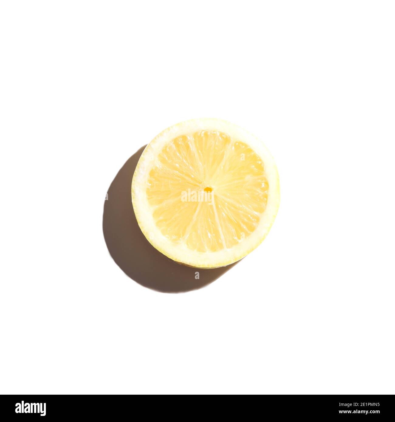 Zitronenscheibe isoliert auf weißem Hintergrund. Draufsicht. Stockfoto