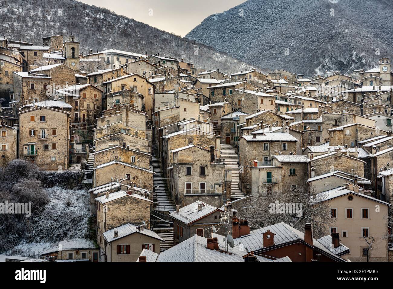 Das alte Dorf Scanno unter dem Schnee. Scanno, Provinz l'Aquila, Abruzzen, Italien, Europa Stockfoto