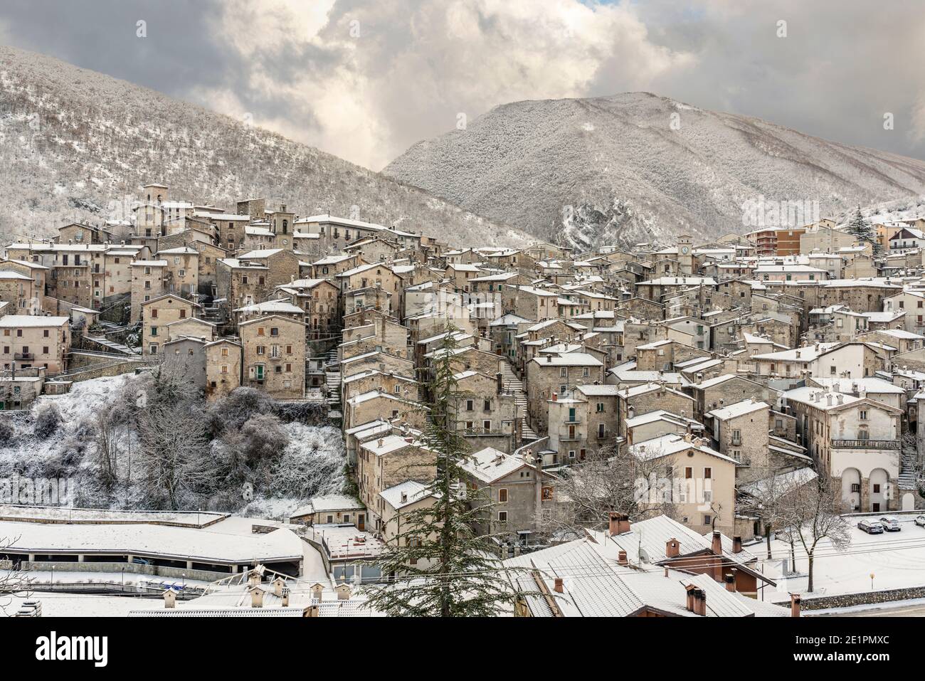 Das alte Dorf Scanno unter dem Schnee. Scanno, Provinz l'Aquila, Abruzzen, Italien, Europa Stockfoto