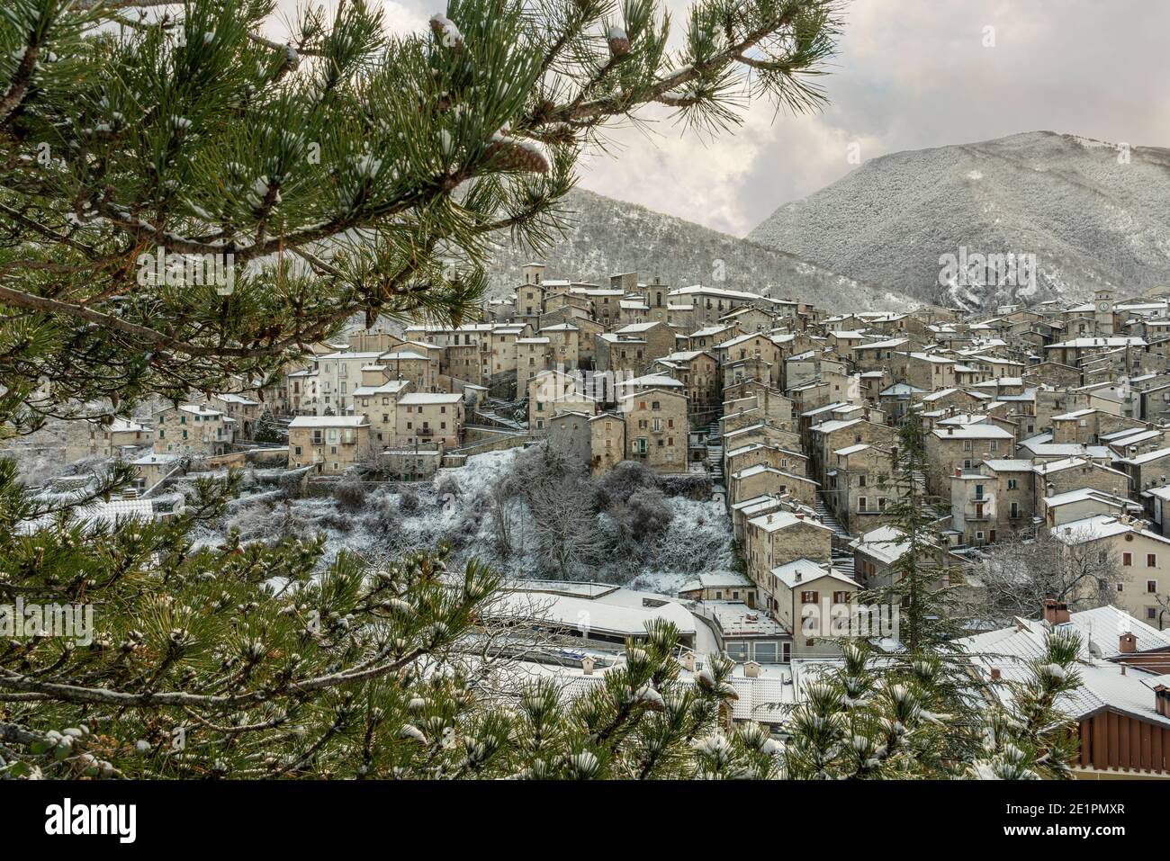 Das alte Dorf Scanno unter dem Schnee.Scanno, Provinz l'Aquila, Abruzzen, Italien, Europa Stockfoto