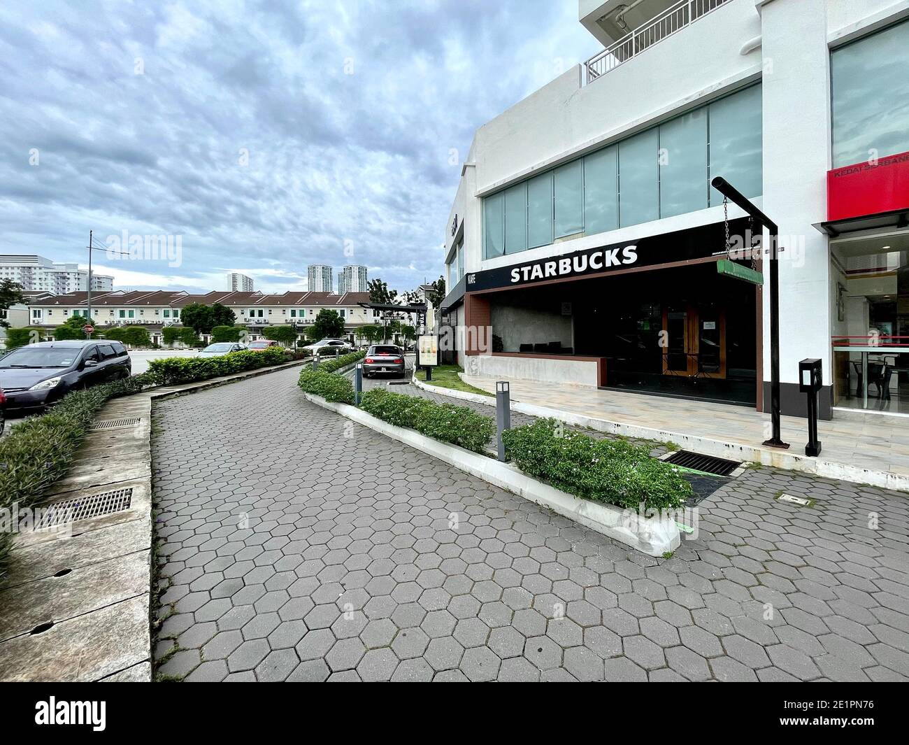 Starbucks Drive Thru Lane in Penang, Malaysia. Praktische Möglichkeit, Ihren Kaffee Verlangen auf dem Weg zu bekommen. Berühmt vor allem für Mitarbeiter in der frühen Arbeitszeit. Stockfoto