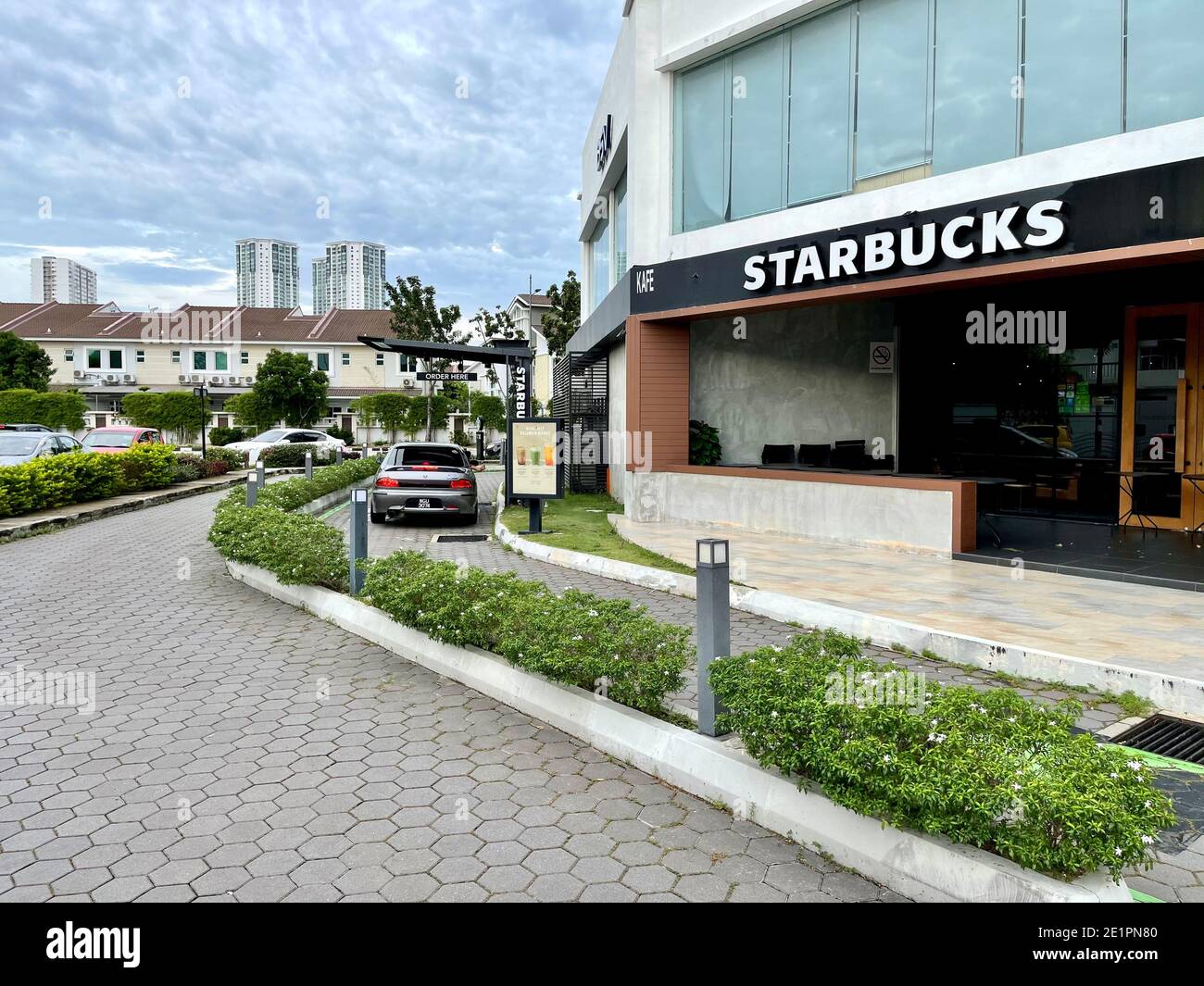 Starbucks Drive Thru Lane in Penang, Malaysia. Praktische Möglichkeit, Ihren Kaffee Verlangen auf dem Weg zu bekommen. Berühmt vor allem für Mitarbeiter in der frühen Arbeitszeit. Stockfoto